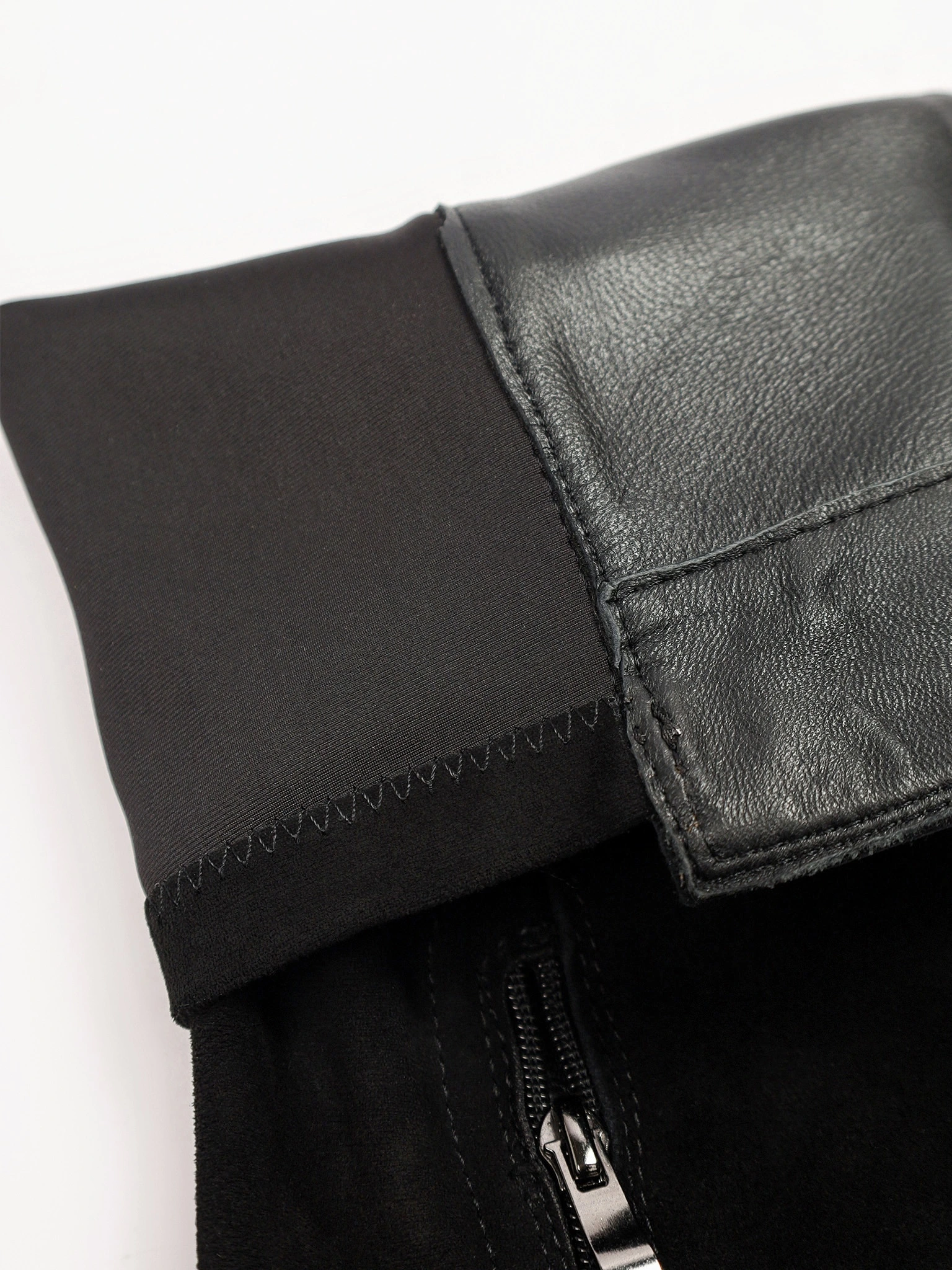 Сапоги черного цвета на высоком каблуке